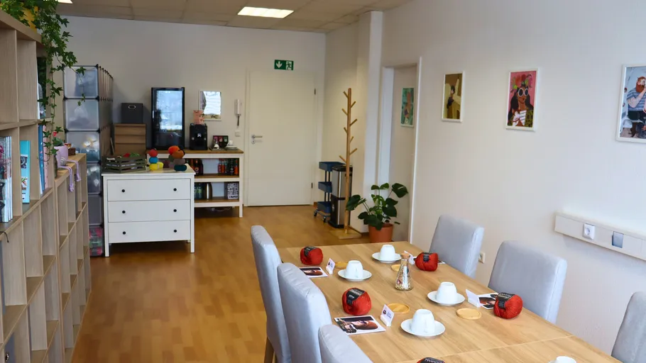 Gemütliches Büro mit Esstisch-Setup.