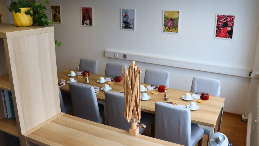 Esszimmer mit Tisch und Stühlen.