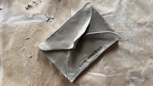 Tonumschlag auf Texturoberfläche, "LOVE YOURSELF."