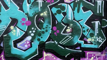 Bunte Graffiti-Kunst auf Ziegelwand.