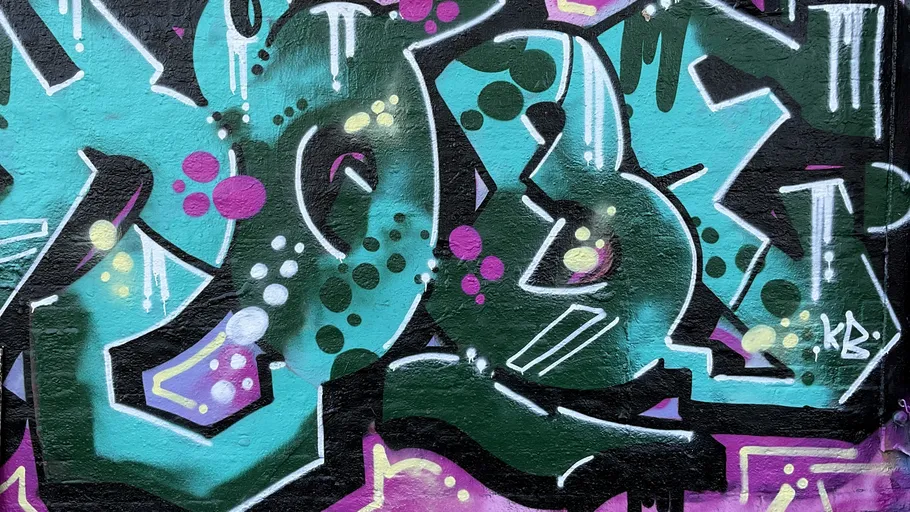 Bunte Graffiti-Kunst auf Ziegelwand.