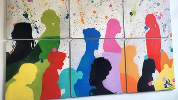 Bunte Silhouetten von Menschen auf gesprenkeltem Hintergrund.