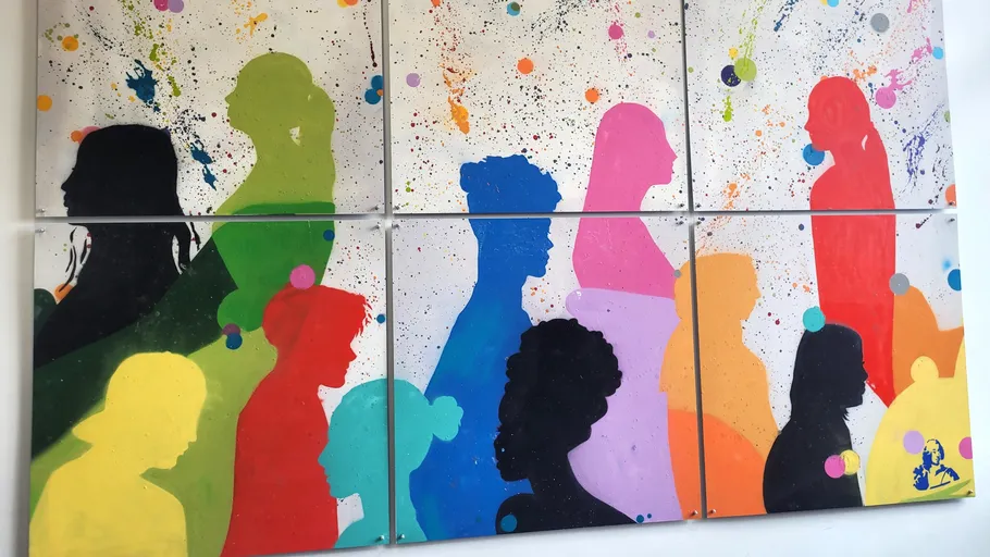 Bunte Silhouetten von Menschen auf gesprenkeltem Hintergrund.