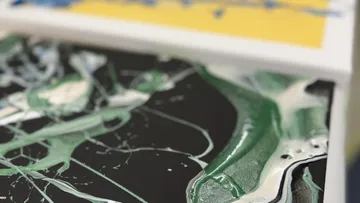 Abstraktes Gemälde mit grünen, schwarzen, weißen Linien.