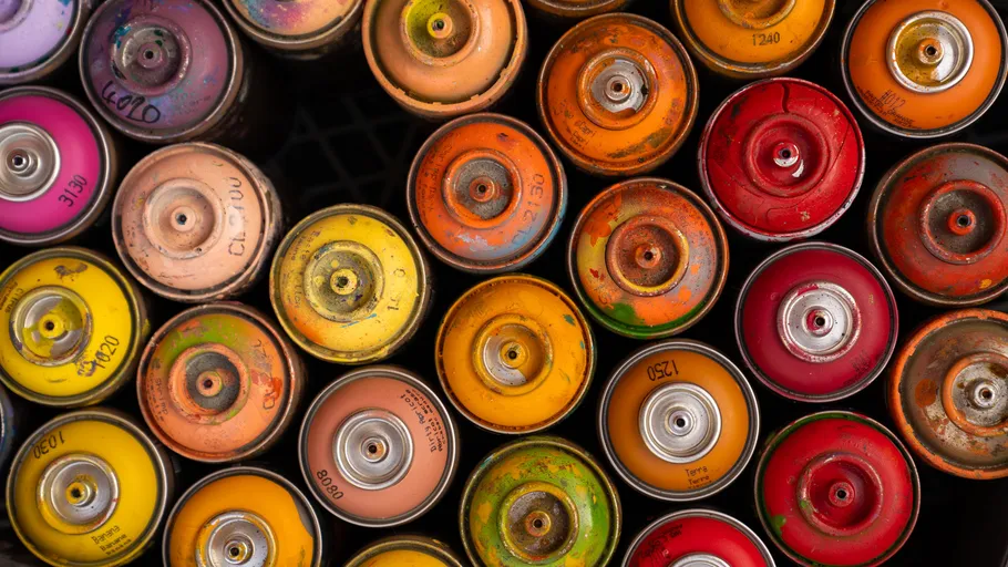 Bunte Farbsprühdosen von oben betrachtet.