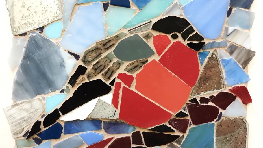 Mosaikvogelkunst mit bunten Glasstücken.