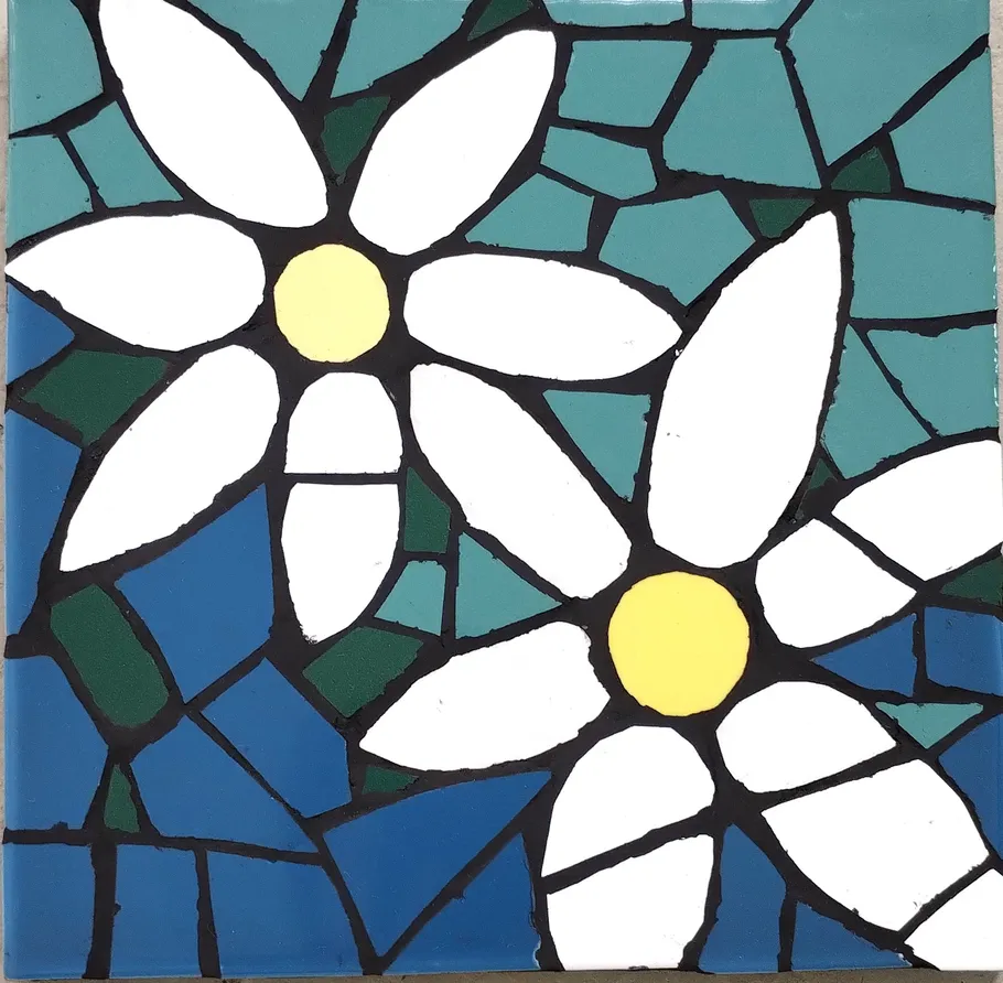 Mosaik mit zwei weißen Gänseblümchen und blauem Hintergrund.
