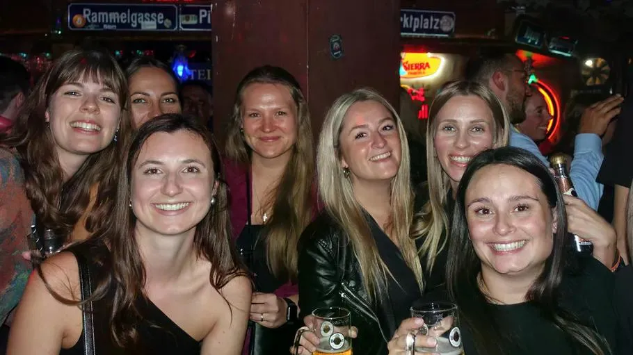 Gruppe von Freunden lächelt in Barumgebung.