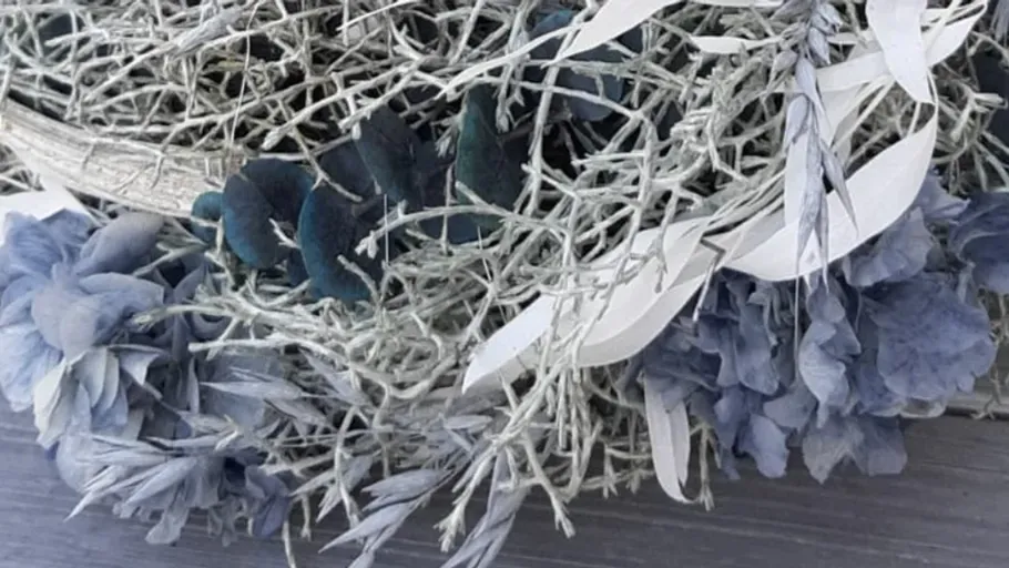 Getrocknete Blumen und Zweige im Blumenarrangement.