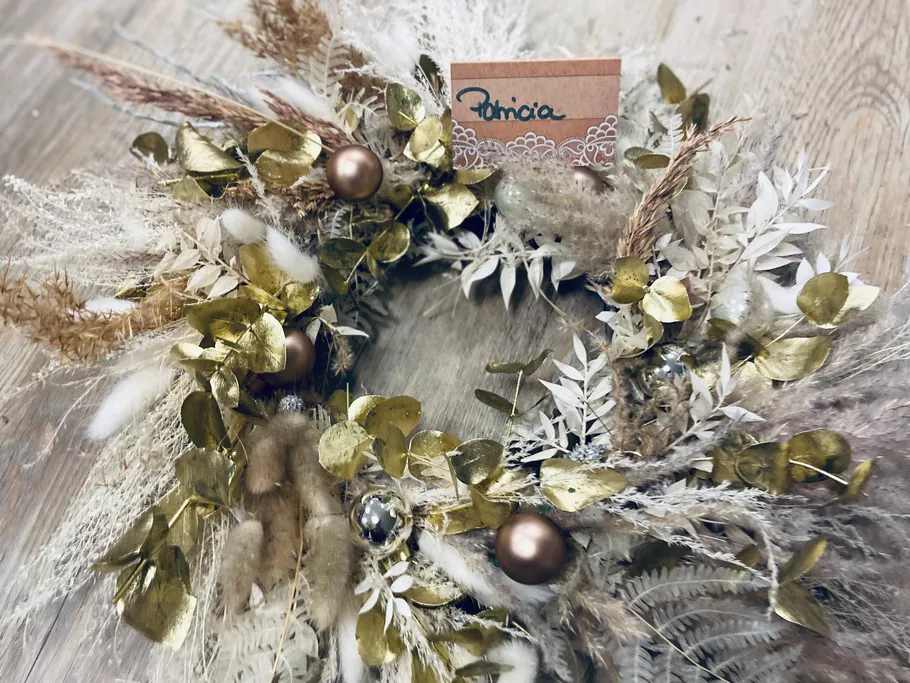 Wreath of dried flowers decorated on a table.