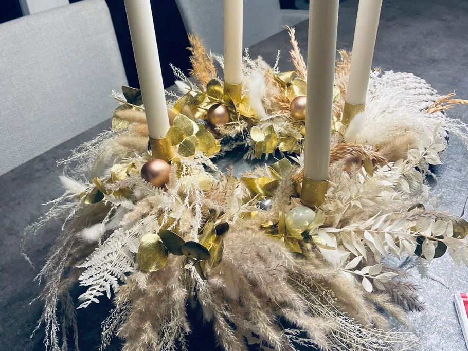 Wreath with candles and decorative dry plants.
