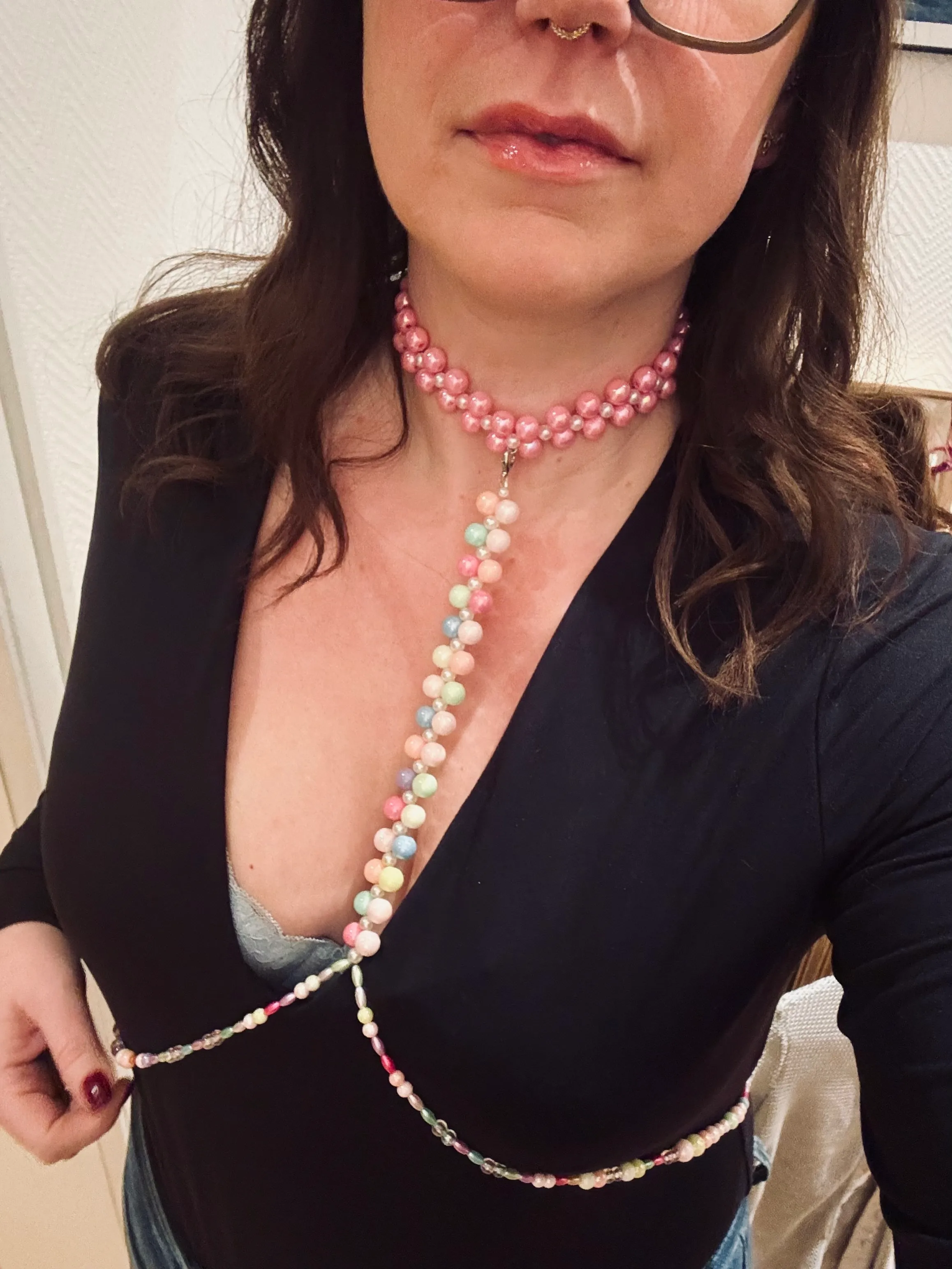 Frau trägt bunte Perlenkette drinnen.