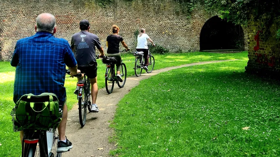 Radfahrer fahren auf einen Ziegeltunnel zu draußen.