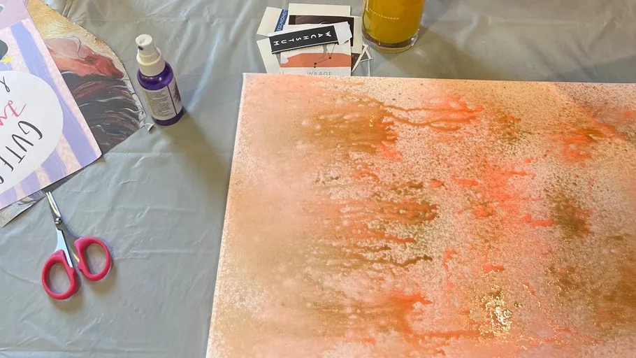 Kunstbedarf und abstrakte Malerei auf Tisch.