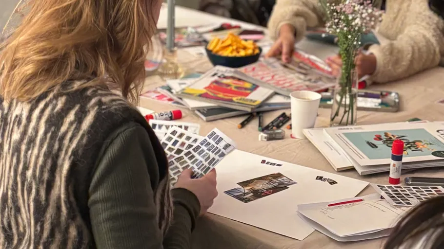 Person bastelt mit Fotos an einem Tisch.
