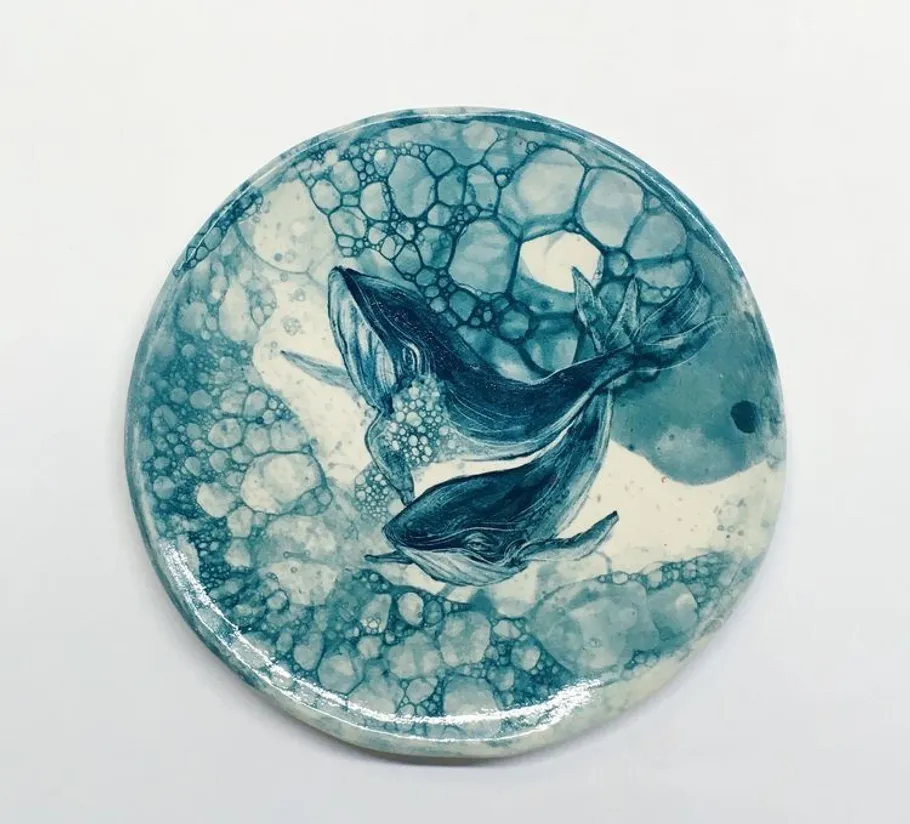 Keramikteller mit Waldesign, Blasenhintergrund.