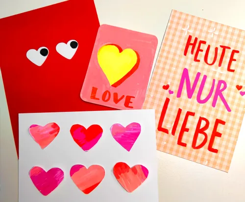 Bunte Karten mit Herz- und Liebesmotiven.