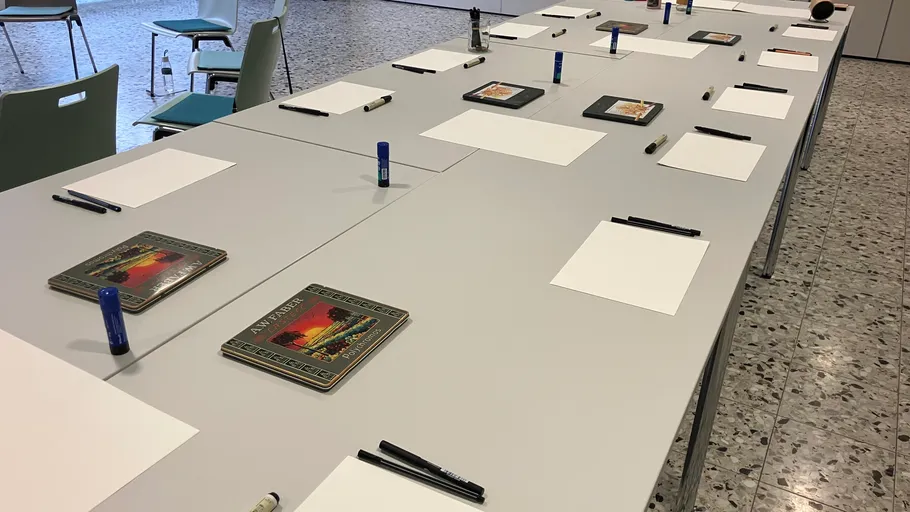 Workshop-Tischaufbau mit Kunstmaterialien.