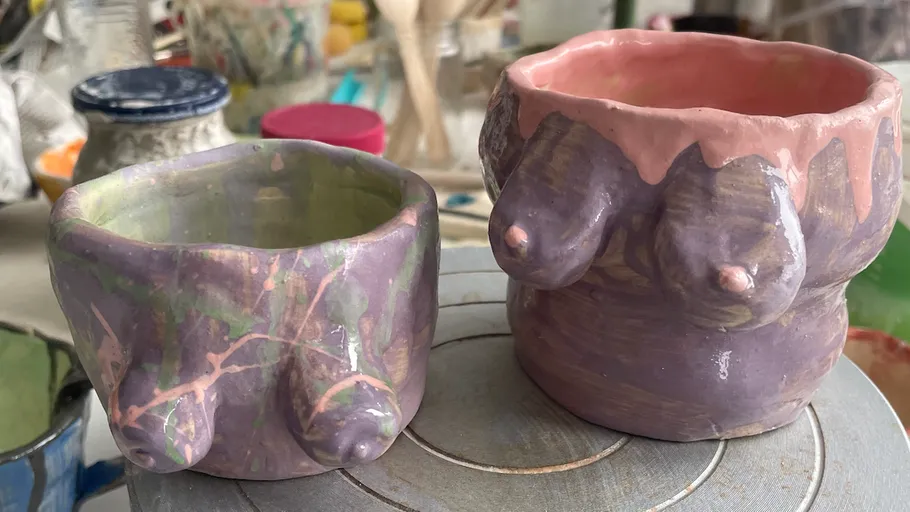 Zwei handgemachte Keramiktassen mit einzigartigen Designs.