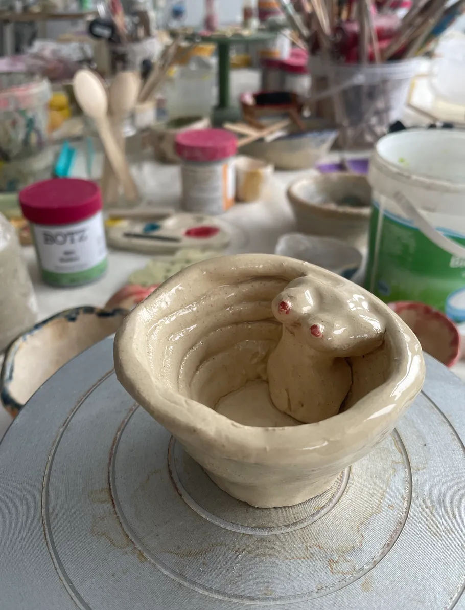 Keramikschale mit Tierform im Studio.