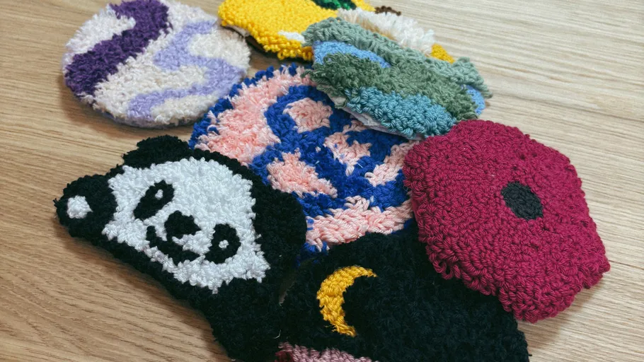 Bunte gehäkelte Untersetzer auf Holzoberfläche.