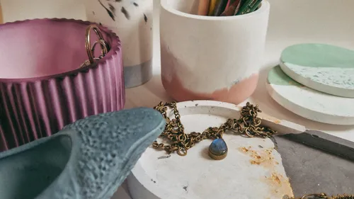 Schmuck und Dekorationsgegenstände auf einem Tisch.