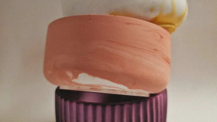 Bunte Tonblöcke abstrakt gestapelt drinnen.