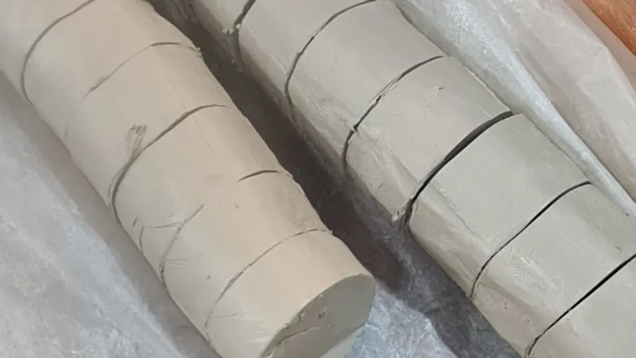 Geschnittene Tonstämme auf einem Tisch.