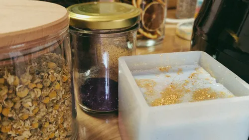 Gläser mit Zutaten auf Holztisch.