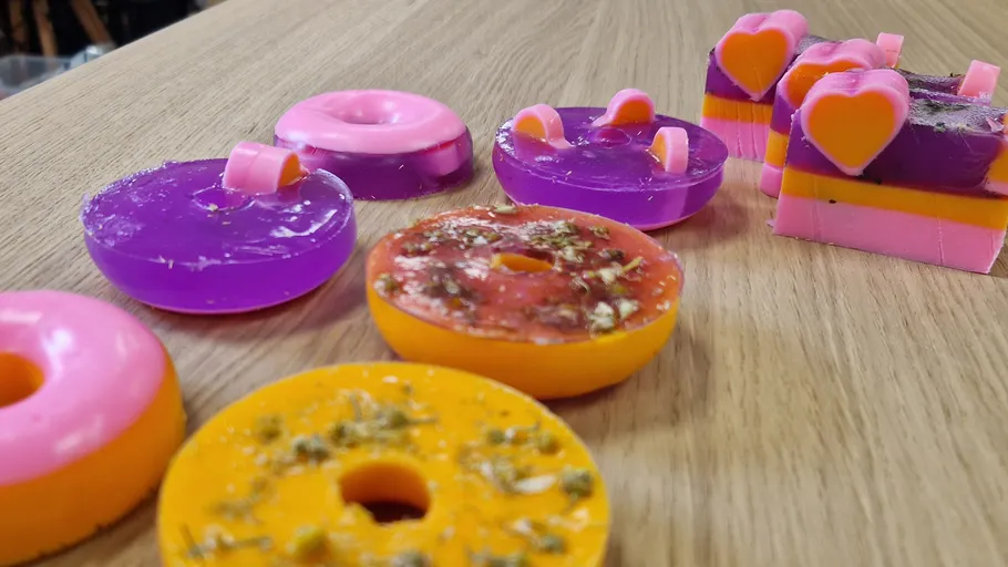 Bunte Seifen in Donut-Form auf Tisch.