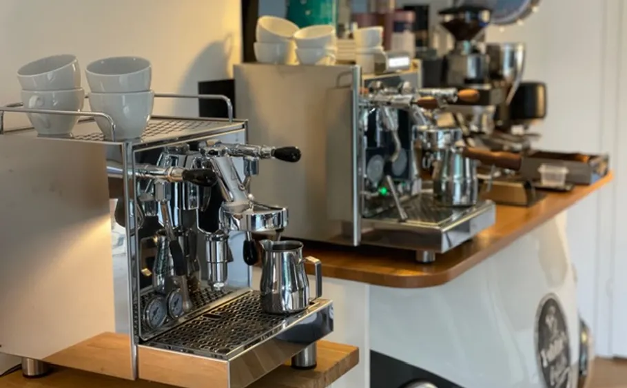 Espressomaschinen mit Tassen in einem Café.