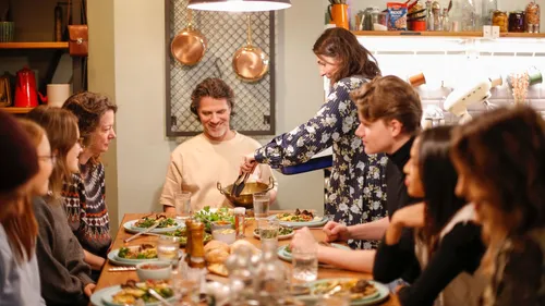 Gruppe von Menschen beim Abendessen zuhause.