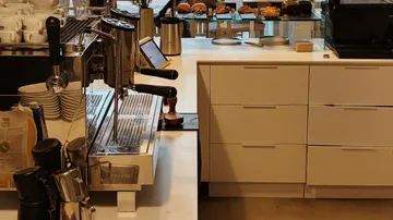 Espressomaschine auf einer Café-Theke.