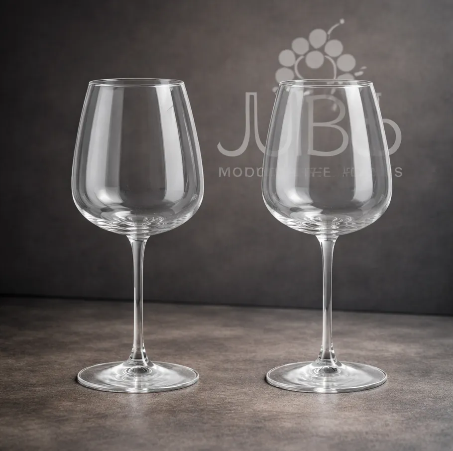 Zwei Weingläser auf einer Holzoberfläche.