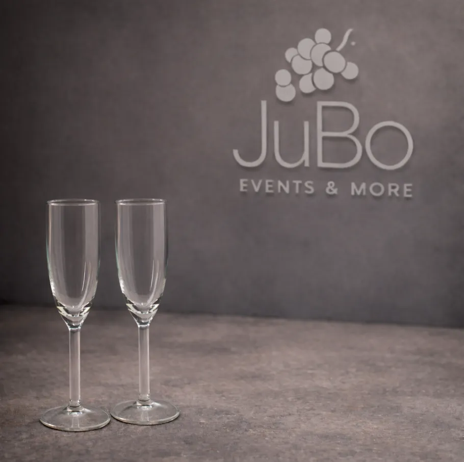 Zwei Gläser stehen auf einer Steinoberfläche.