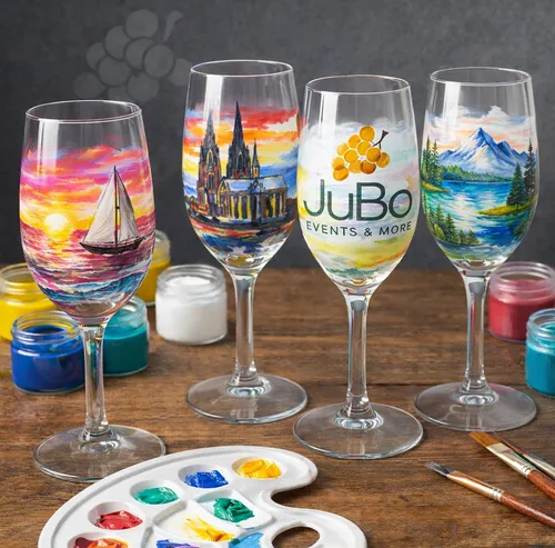 Bemalte Weingläser mit bunten Designs auf Tisch.