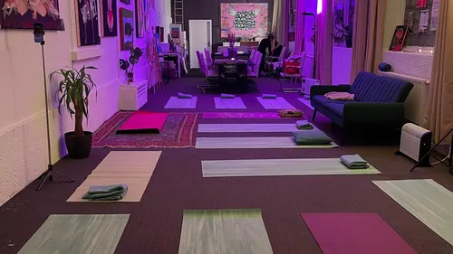Yogastudio mit Matten und stimmungsvollem Licht.
