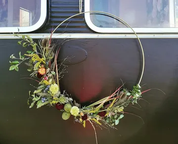 Dekorativer Kranz aus Slowflowers