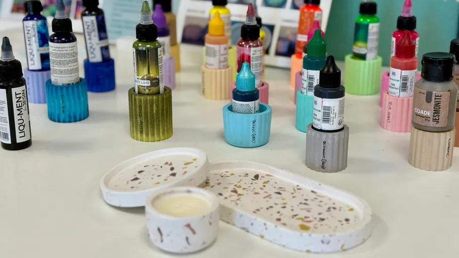 Bunte Farbflaschen auf einem Tisch.