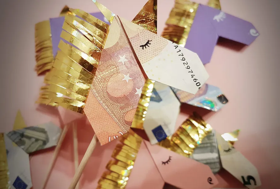 Origami-Einhörner aus Euro-Geldscheinen gefertigt.