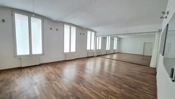 Leeres Tanzstudio mit Holzboden.