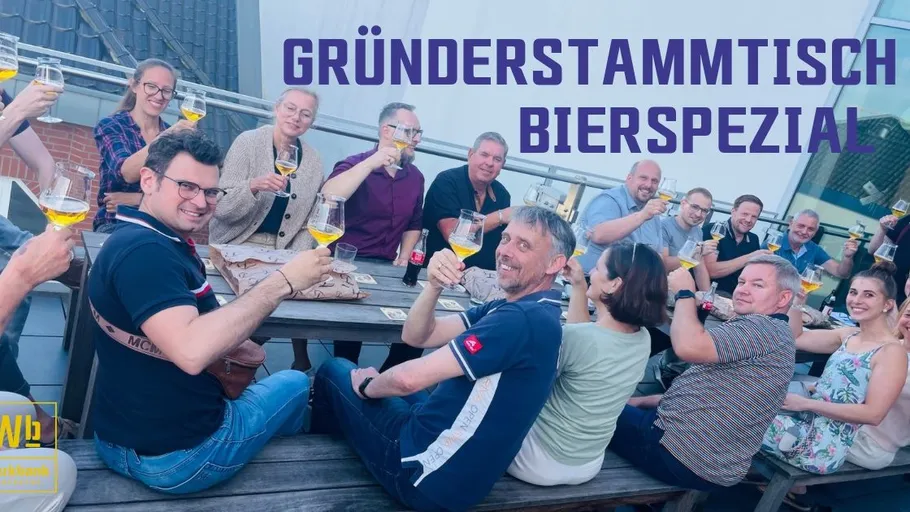 Gruppe von Menschen stößt draußen mit Bier an.