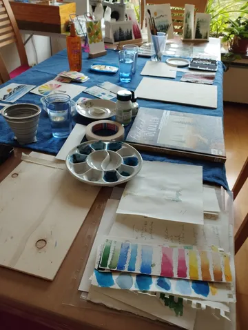 Kunstmaterialien auf einem Tisch angeordnet.