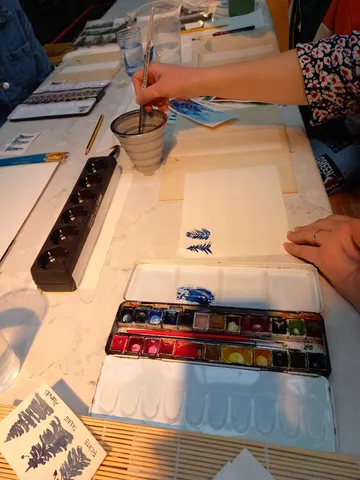 Hand malt mit Aquarell auf Papier.