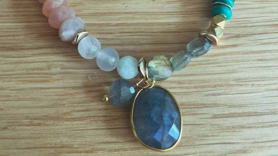 Perlenarmband mit blauem Edelsteinanhänger.