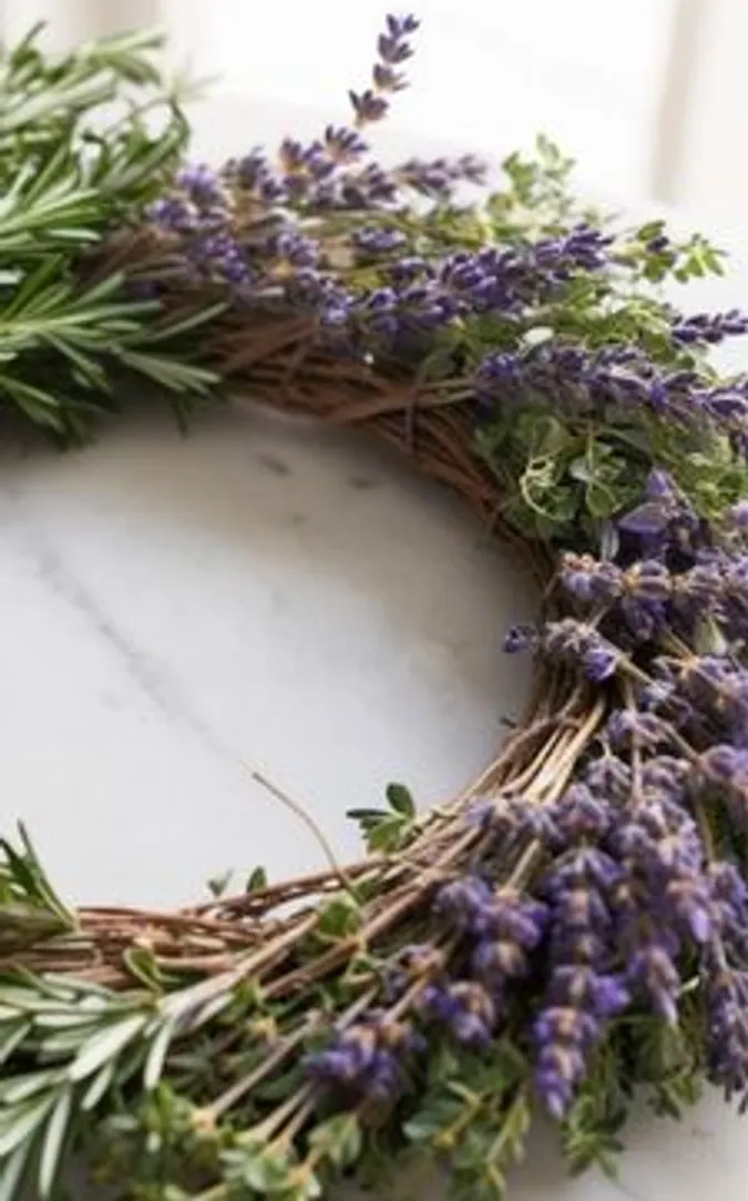 Lavendelkranz auf einer Marmoroberfläche.