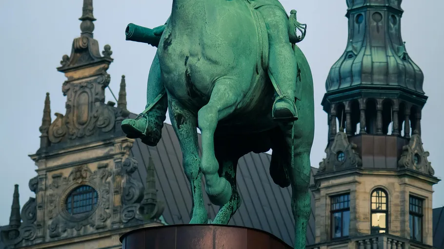 Statue eines Reiters auf Pferd im Stadtplatz.