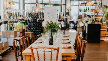 Eleganter Tisch in Weinladen gedeckt.