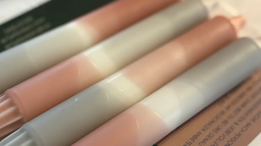 Bunte Marker auf Holztischoberfläche.