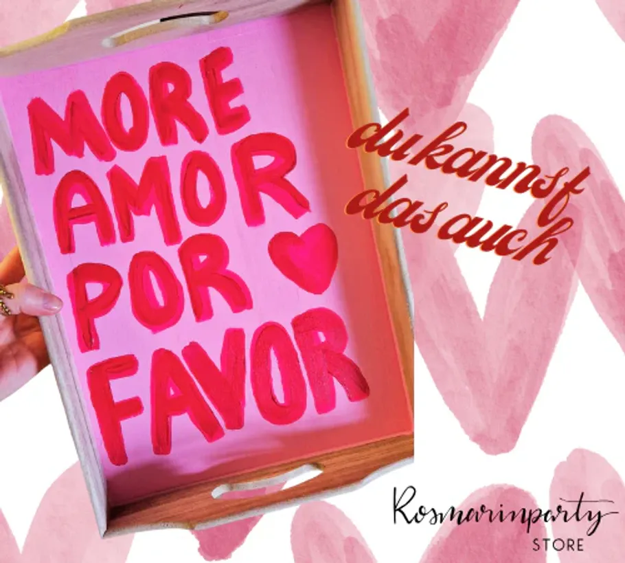 Hand hält Tablett mit rosa Text.